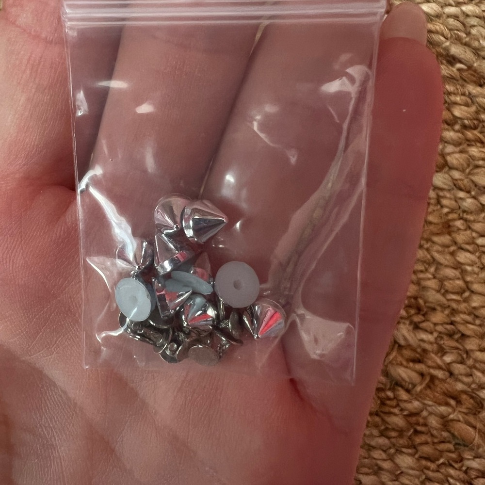Louboutin spikes replacement 6mm, silver color, 10 spikes - Picture 3 of 3